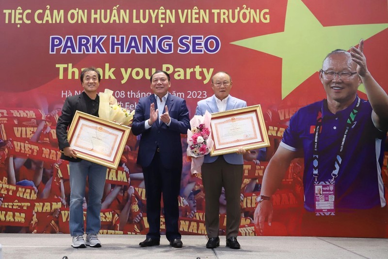 Le ministre de la Culture, des Sports et du Tourisme, Nguyên Van Hùng, remet les certificats de mérite à l’entraîneur Park Hang-seo et son assistant, Lee Young-jin. Photo : VFF.