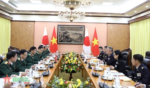 Vue de l’entretien entre le chef d’état-major général adjoint de l’APV, Nguyên Van Nghia, et le chef d’état-major de la Force terrestre d’autodéfense japonaise Yoshida Yoshihide. Photo : qdnd.vn