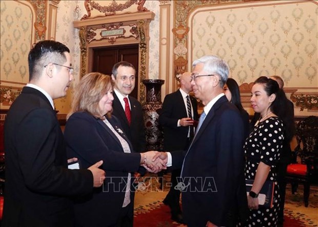 Le vice-président du Comité populaire de Hô Chi Minh-Ville, Vo Van Hoan, reçoit le 13 février la ministre de l'Agriculture, de l'Alimentation et des Affaires rurales de la province de l'Ontario, Lisa Thompson. Photo : VNA.