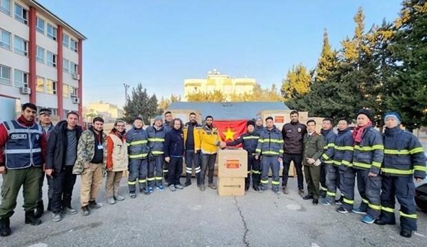 La mission de sauvetage international du ministère de la Sécurité publique remet deux tonnes de à l'organisme public turc de gestion des catastrophes AFAD. Photo : VNA.
