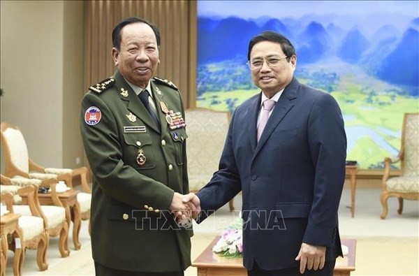 Le Premier ministre Pham Minh Chinh (à droite) et le général Tea Banh, Vice-Premier ministre et ministre cambodgien de la Défense. Photo : VNA.