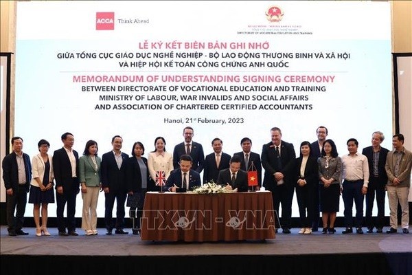 La cérémonie de signature du protocole d'accord entre la Direction générale de l'Enseignement et de la Formation Professionnels (ministère vietnamien du Travail, des Invalides de guerre et des Affaires sociales) et l’Association des Comptables Accrédités du Royaume-Uni. Photo : VNA.