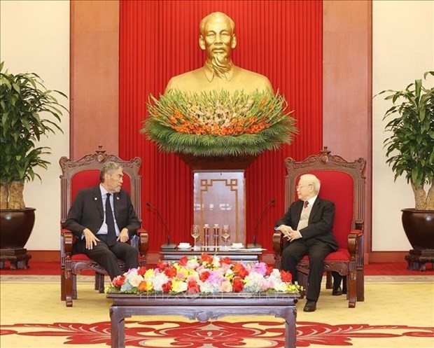 Le Secrétaire général du Parti communiste du Vietnam (PCV), Nguyên Phu Trong (à droite), et son homologue du Mouvement de la gauche unie (MIU) de la République dominicaine, Miguel Mejía. Photo : VNA.