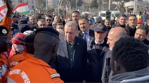 Le président turc, Tayyip Erdogan, rencontre les équipes de recherche et de sauvetage turques et internationales à Hatay. Photo: VNA