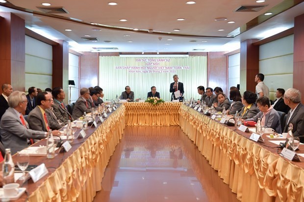 Le consul général Chu Duc Dung s'exprime lors de la rencontre. Photo : VNA.