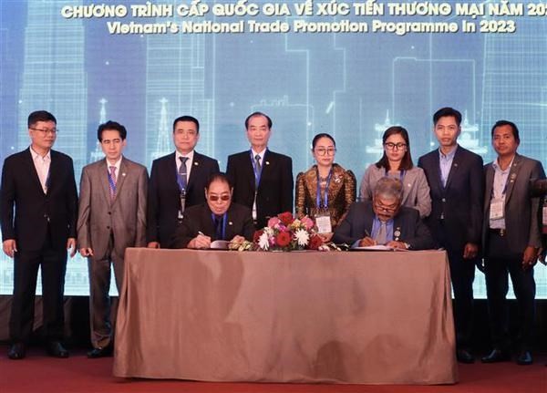 L'Association des producteurs de noix de cajou du Vietnam a signé un protocole d'accord de coopération dans la fourniture de matières premières avec l'Association cambodgienne de la noix de cajou lors de la conférence. Photo : VNA.