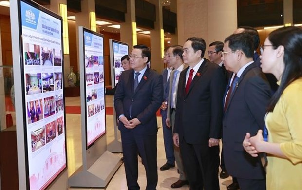 Le Président de l'Assemblée nationale vietnamienne, Vuong Dinh Huê (premier plan) visitant une exposition sur les relations extérieures de l'Assemblée nationale. Photo : VNA.