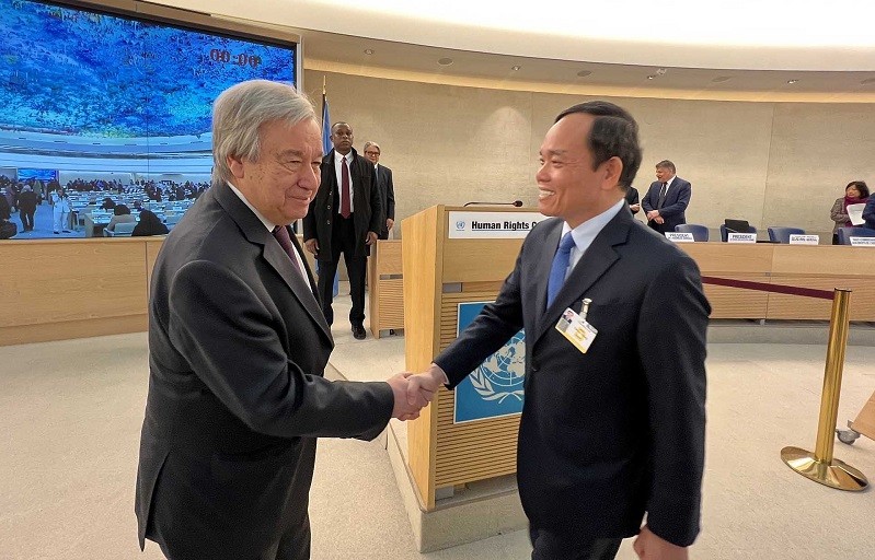 Le Vice-Premier ministre Trân Luu Quang (à droite) et le Secrétaire général des Nations Unies, Antonio Guterres. Photo : baoquocte.