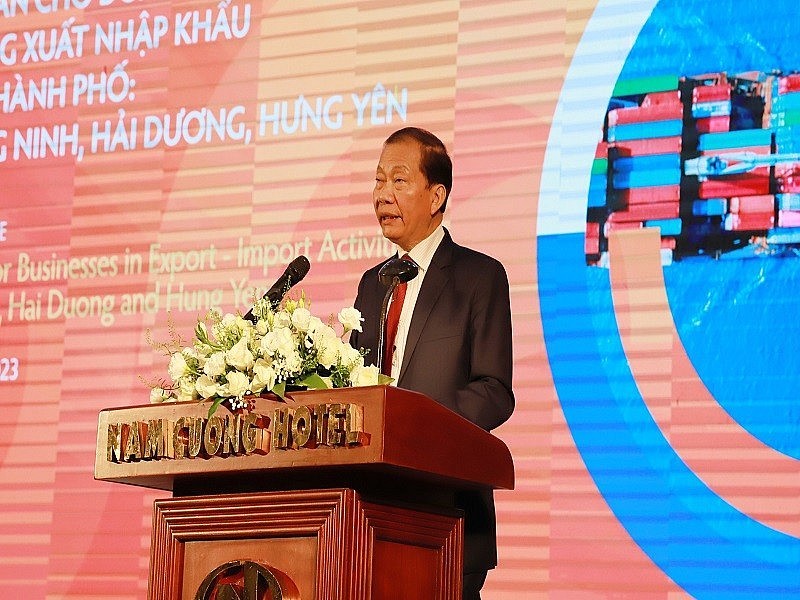 Le vice-président de la VCCI Hoang Quang Phong prend la parole lors de la conférence. Photo : congthuong.