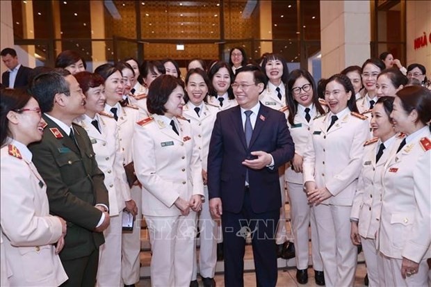 Le Président de l’AN Vuong Dinh Huê lors de la rencontre avec des policières vietnamiennes. Photo : VNA. 