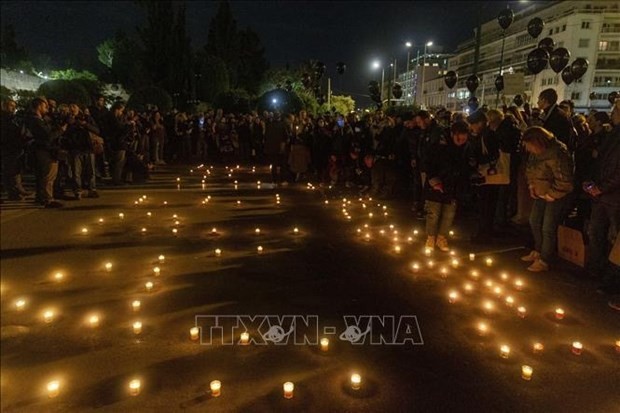  Des personnes allument des bougies à la mémoire des victimes de l'accident ferroviaire à Athènes, en Grèce, le 3 mars 2023. Photo : Xinhua/VNA.