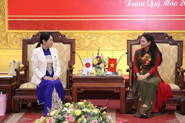 Mme Mori Masako, conseillère spéciale du Premier ministre du Japon et Nguyen Thi Thu Hà, secrétaire du Comité provincial du Parti de Ninh Binh (à droite). Photo : VNA.