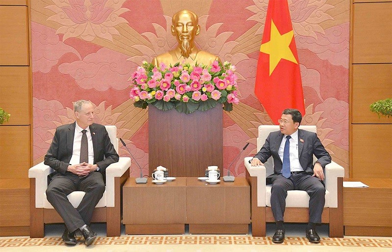 Le président de la Commission des Relations extérieures de l’Assemblée nationale vietnamienne, Vu Hai Hà (à droite), et l’ambassadeur d’Israël au Vietnam, Yaron Mayer. Photo : quochoi.vn