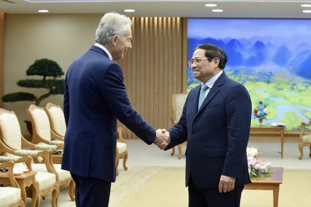 Le Premier ministre Pham Minh Chinh (à droite) et Tony Blair, ancien Premier ministre britannique. Photo : VGP/Nhât Bac. 