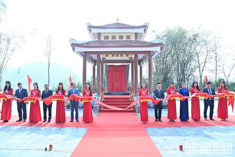 Les dirigeants du Journal Nhân Dân et de la province de Tuyên Quang ont coupé le ruban pour inaugurer le pavillon de la stèle. Photo : NDEL.