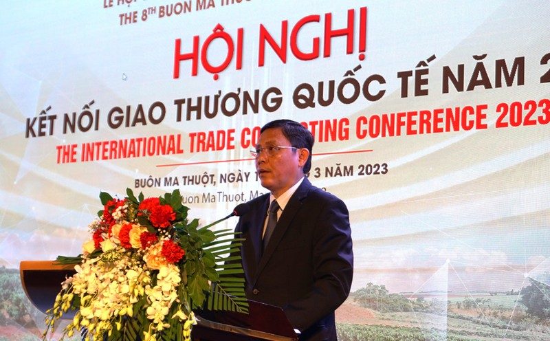 Le vice-président permanent du Comité populaire de la province de Dak Lak, Nguyên Tuân Hà, lors de la conférence. Photo : baodaklak.