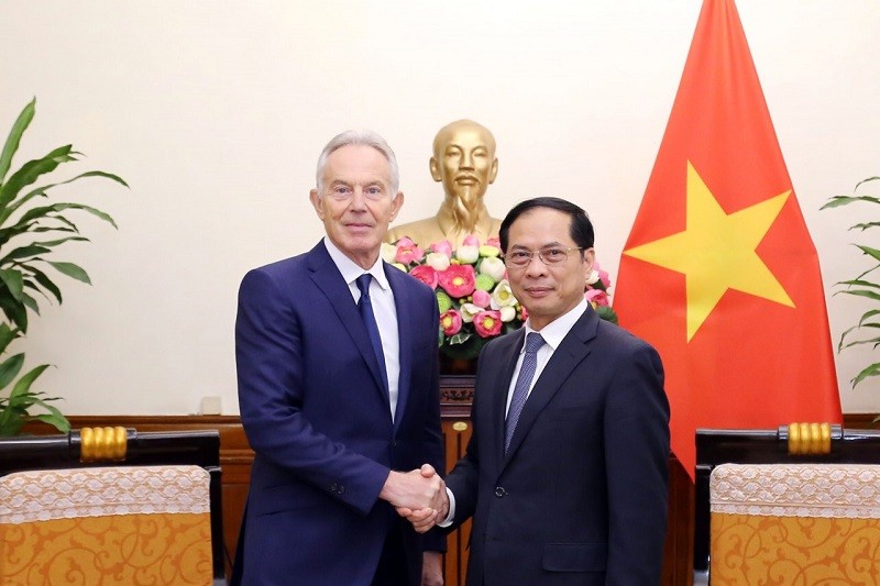 Le ministre des Affaires étrangères, Bùi Thanh Son (à droite), et Tony Blair, ancien Premier ministre du Royaume-Uni, président du TBI. Photo : baoquocte.vn