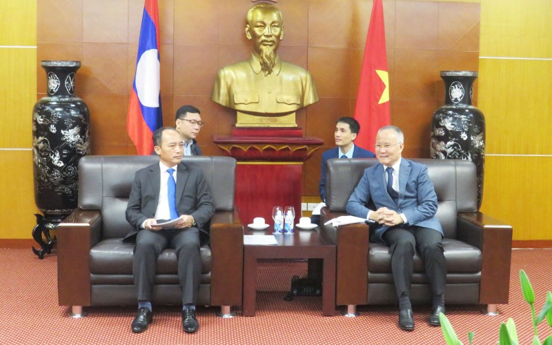 Le vice-ministre de l’Industrie et du Commerce, Trân Quôc Khanh (à droite), et son homologue lao Bunthong Duonsavan, à Hanoi, le 13 mars. Photo : moit.gov.vn