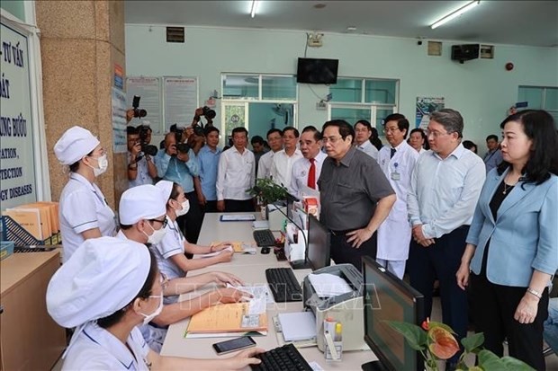 Le Premier ministre Pham Minh Chinh à l’Hôpital général provincial de Khanh Hoa. Photo : VNA.