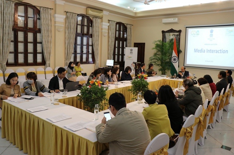 L'ambassadeur indien au Vietnam, Sandeep Arya, prend la parole lors d’une conférence de presse tenue jeudi à Hanoï. Photo : thoidai.com.vn