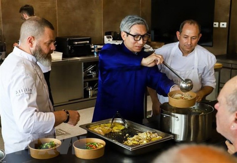 L’ambassadeur vietnamien en Israël, Ly Duc Trung, et les chefs de l’école de cuisine Attilio préparent le " phở " lors de l'événement. Photo : VNA.
