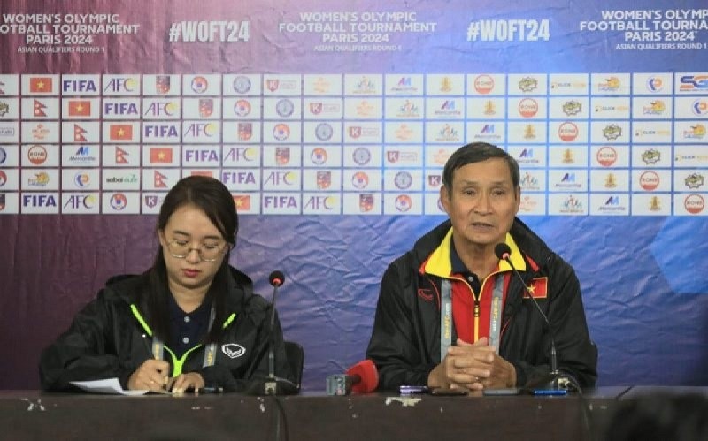 L'entraîneur vietnamien Mai Duc Chung prend la parole lors de la conférence de presse d’après match. Photo : VOV.