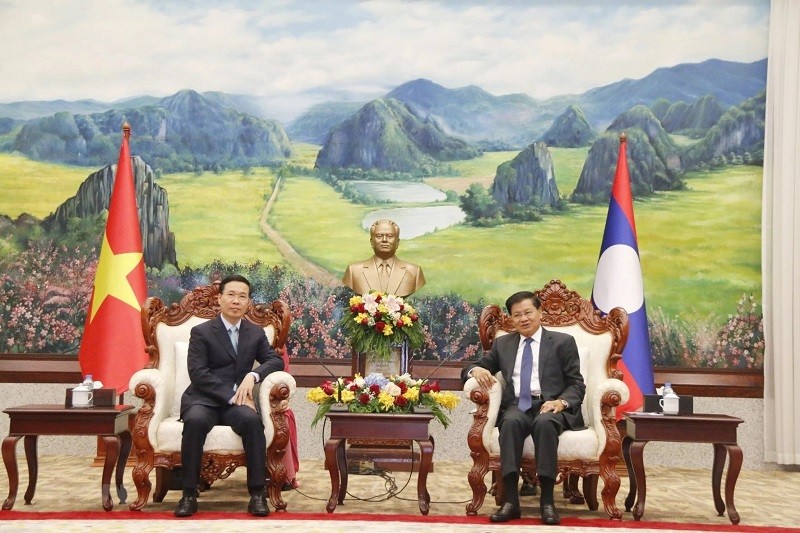 Le Secrétaire général du Parti populaire révolutionnaire et Président du Laos, Thongloun Sisoulith, reçoit une délégation vietnamienne de haut rang conduite par le camarade Vo Van Thuong (à gauche), le 17 juillet 2022. Photo : VNA. 