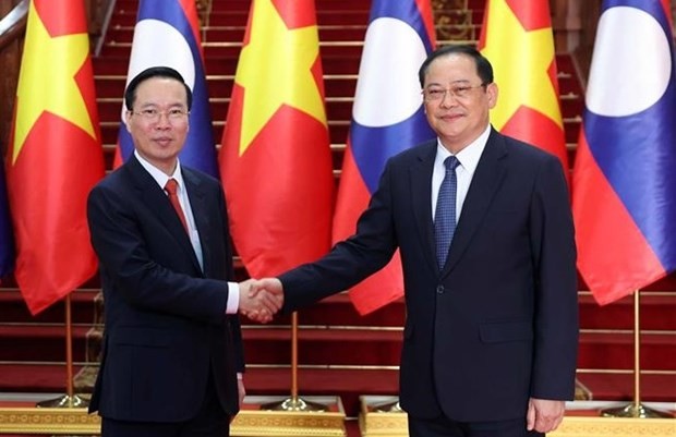 Le Président du Vietnam, Vo Van Thuong (à gauche), et le Premier ministre lao, Sonexay Siphandone. Photo : VNA.