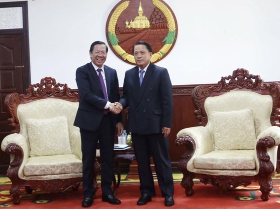 Le président du Comité populaire de Hô Chi Minh-Ville, Phan Van Mai (à gauche) et le gouverneur de la province de Savannakhet, Bounchom Ubonpaseuth, lors de leur rencontre. Photo : VNA.