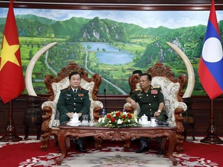 Le général de corps d'armée Hoàng Xuân Chiên, vice-ministre de la Défense du Vietnam (à gauche) et le général Chansamone Chanyalath, Vice-Premier ministre, ministre de la Défense du Lao. Photo : VNA.