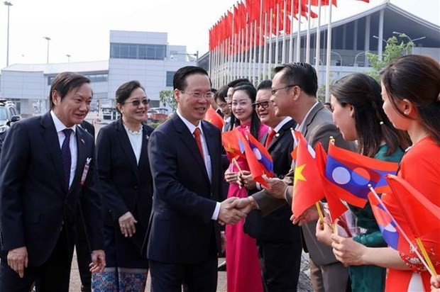 Le Président Vo Van Thuong à l’aéroport international de Wattay, dans la capitale lao Vientiane. Photo: VNA