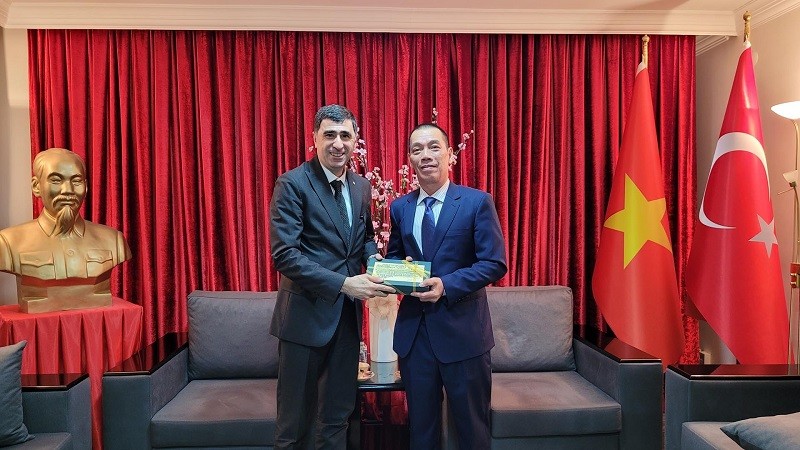 L’ambassadeur vietnamien, Dô Son Hai (à droite), et M. Burçin Değirmencioğlu, secrétaire général adjoint de l'ICI. Photo : baoquocte.vn 