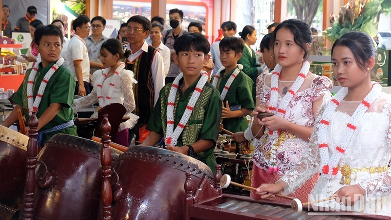 Les élèves du lycée-internat des minorités ethniques de Binh Phuoc jouent des instruments de musique ethniques traditionnels. Photo : Nhât Son/NDEL. 