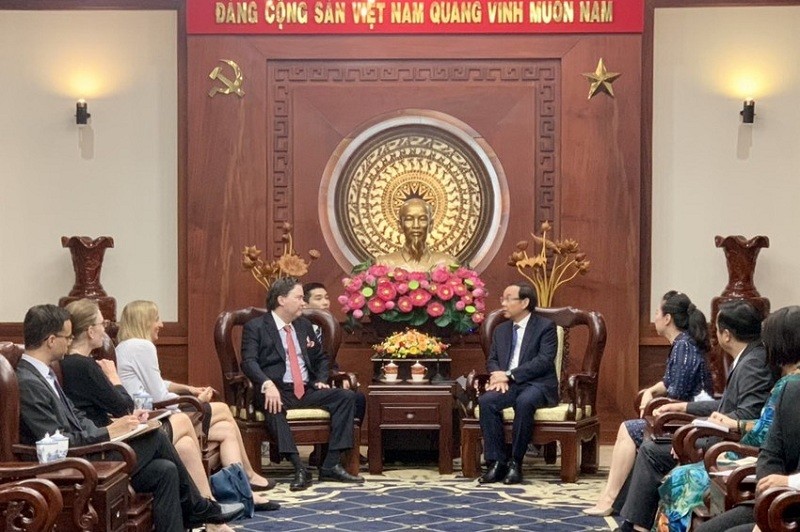 Le secrétaire du Comité du parti de Hô Chi Minh-Ville, Nguyên Van Nên (à droite), reçoit l’ambassadeur américain au Vietnam, Marc E. Knapper. Photo : PLO.