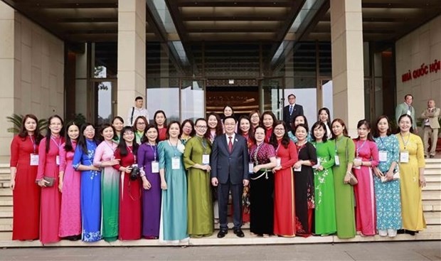 Le Président de l'Assemblée nationale (AN) du Vietnam, Vuong Dinh Huê, et des représentantes exceptionnelles du Club des Femmes journalistes du Vietnam. Photo : VNA.