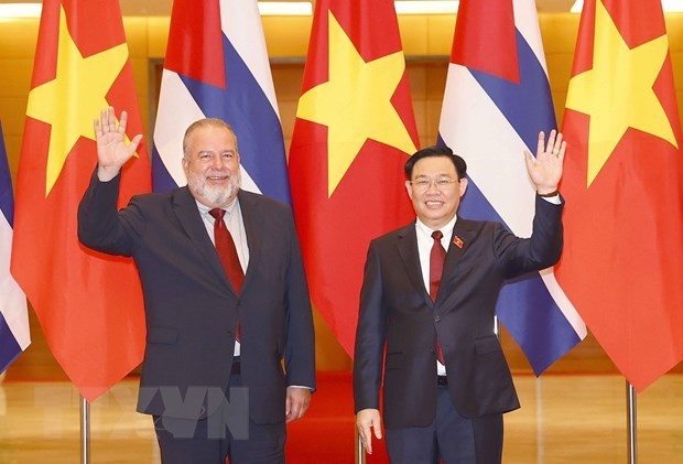 Le Président de l'Assemblée nationale du Vietnam, Vuong Dinh Huê (à droite), reçoit le Premier ministre cubain Manuel Marrero Cruz en septembre 2022. Photo : VNA.