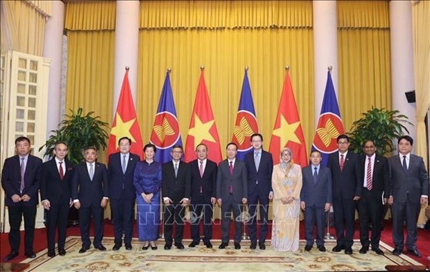 Le Président Vo Van Thuong pose avec les ambassadeurs de l’ASEAN. Photo : VNA.