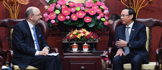 Le secrétaire du Comité municipal du PCV de Hô Chi Minh-Ville, Nguyên Van Nên (à droite), reçoit le nouvel ambassadeur de Suisse au Vietnam, Thomas Gass. Photo : SGGP.