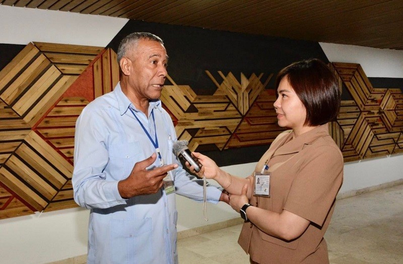 Le chef adjoint de la Commission centrale des Relations extérieures du Parti communiste de Cuba, Ángel Arzuaga, accorde une interview à la VOV. Photo : VOV.