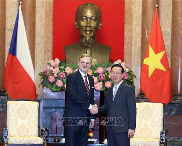 Le Président vietnamien, Vo Van Thuong (à droite), et le Premier ministre tchèque, Petr Fiala. Photo : VNA.