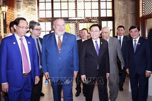 Le Président de l'Assemblée nationale vietnamienne, Vuong Dinh Huê, et le Premier ministre cubain, Manuel Marrero Cruz, ont participé à un Forum d'affaires Vietnam - Cuba. Photo : VNA.