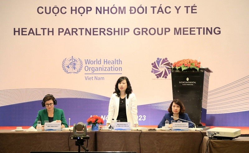 La ministre vietnamienne de la Santé, Dào Hông Lan (debout), et Mme Angela Pratt, Représentante en chef de l’Organisation mondiale de la Santé au Vietnam, lors de la réunion. Photo : VOV.