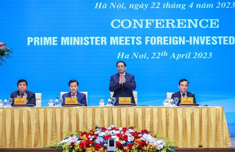 Le Premier ministre Pham Minh Chinh préside une réunion avec des investisseurs étrangers. Photo : VnEconomy.vn