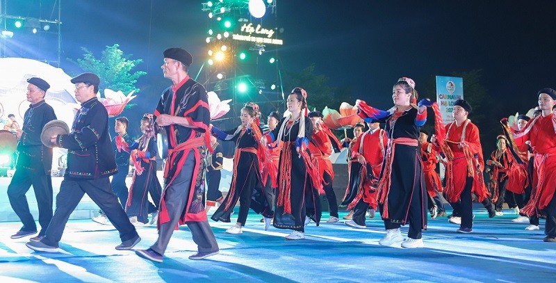 Les traits culturels de l’ethnie Dao Thanh Y contribuent à rendre le carnaval annuel de Ha Long encore plus vivant. Photo : VOV.