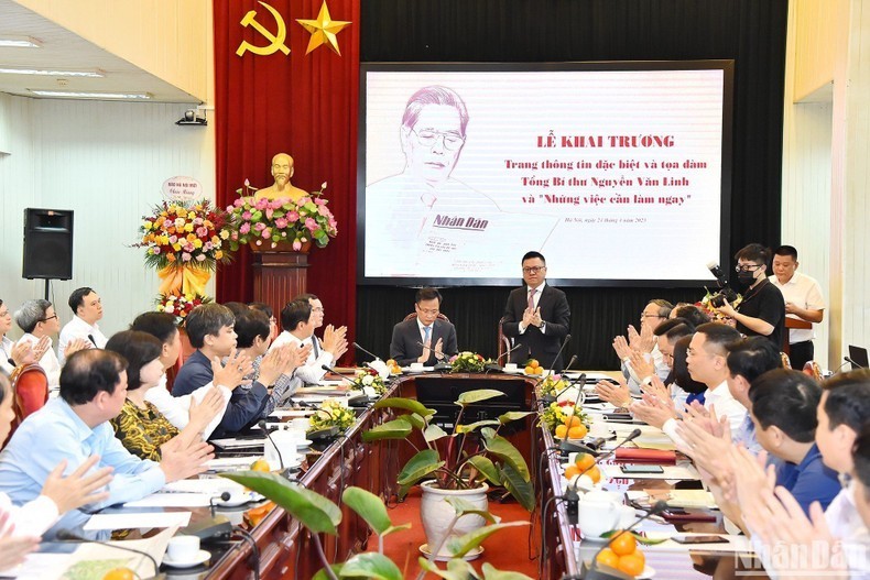 Le rédacteur en chef du Journal Nhân Dân, Lê Quôc Minh, lors de la cérémonie de lancement de la Page d'information spéciale sur feu le Secrétaire général du Parti communiste du Vietnam, Nguyên Van Linh. Photo : Journal Nhân Dân.