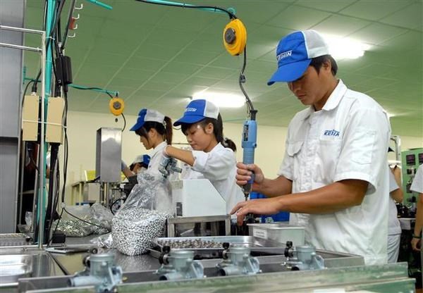 Des travailleurs fabriquent des accessoires pour motos, voitures et équipements industriels chez la société Keihin Co., Ltd. au district de Yên My (dans la province de Hung Yên, au Nord du Vietnam). Photo : VNA.