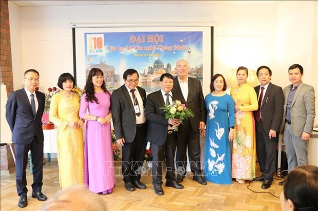Les représentant de l'Ambassade du Vietnam en Allemagne et le nouveau comité exécutif du club d'Arts d’octobre. Photo : VNA.