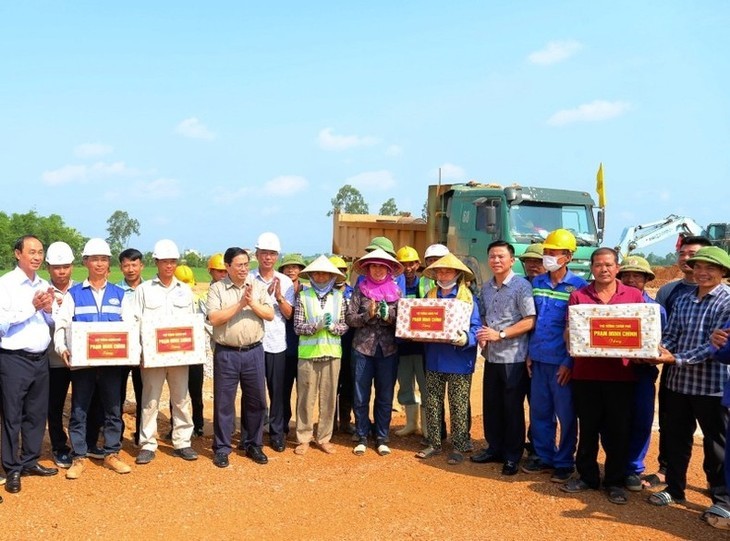 Le Premier ministre Pham Minh Chinh (au 1er rang, 4e à partir de gauche à droite) a remis des cadeaux à des ouvriers dans la province de Thanh Hoa. Photo : nhandan.vn