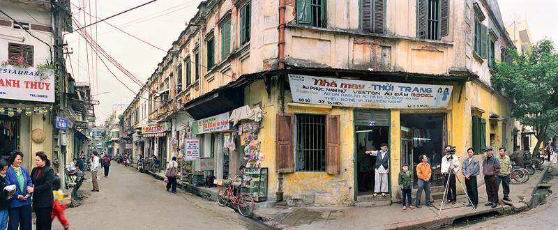 La vie quotidienne à la rue Ta Hiên (dans l'arrondissement de Hoàn Kiêm, capitale Hanoi du Vietnam) en 1999. 