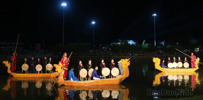 Le programme a eu lieu sur le lac du théâtre folklorique de Quan họ, dans le quartier de Hoa Long, ville de Bac Ninh. Photo : Journal Bac Ninh.